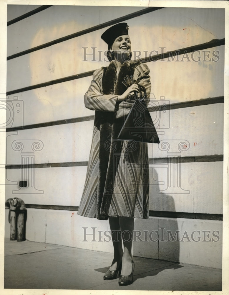 1939 Press Photo Lord &amp; Taylor soft wool coat on a model - Historic Images