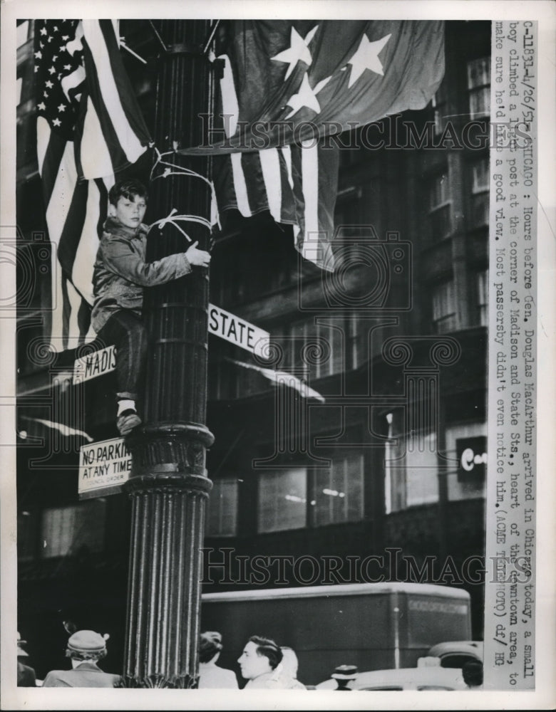 1951 Press Photo Chicago, Ill. boy climbs light post to view Gen D MacArthur-Historic Images