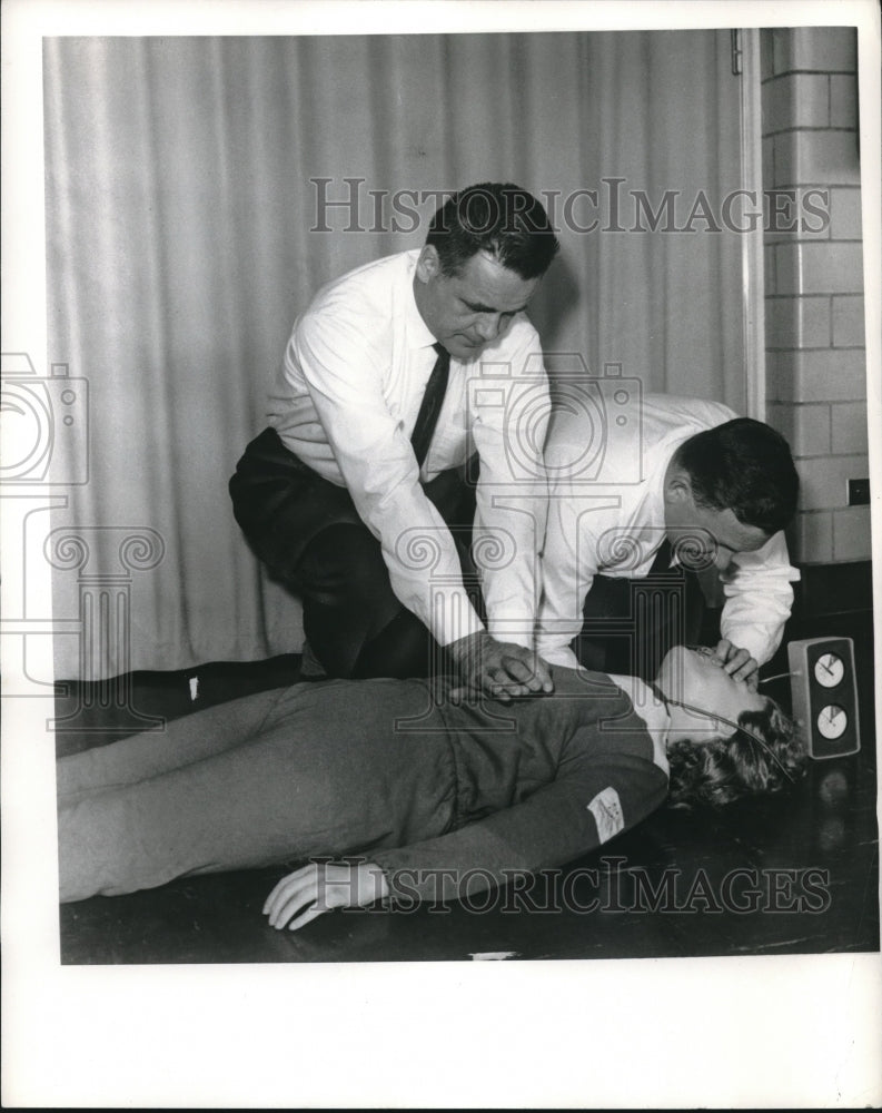 1963 Press Photo Learning C.P.R.-Historic Images