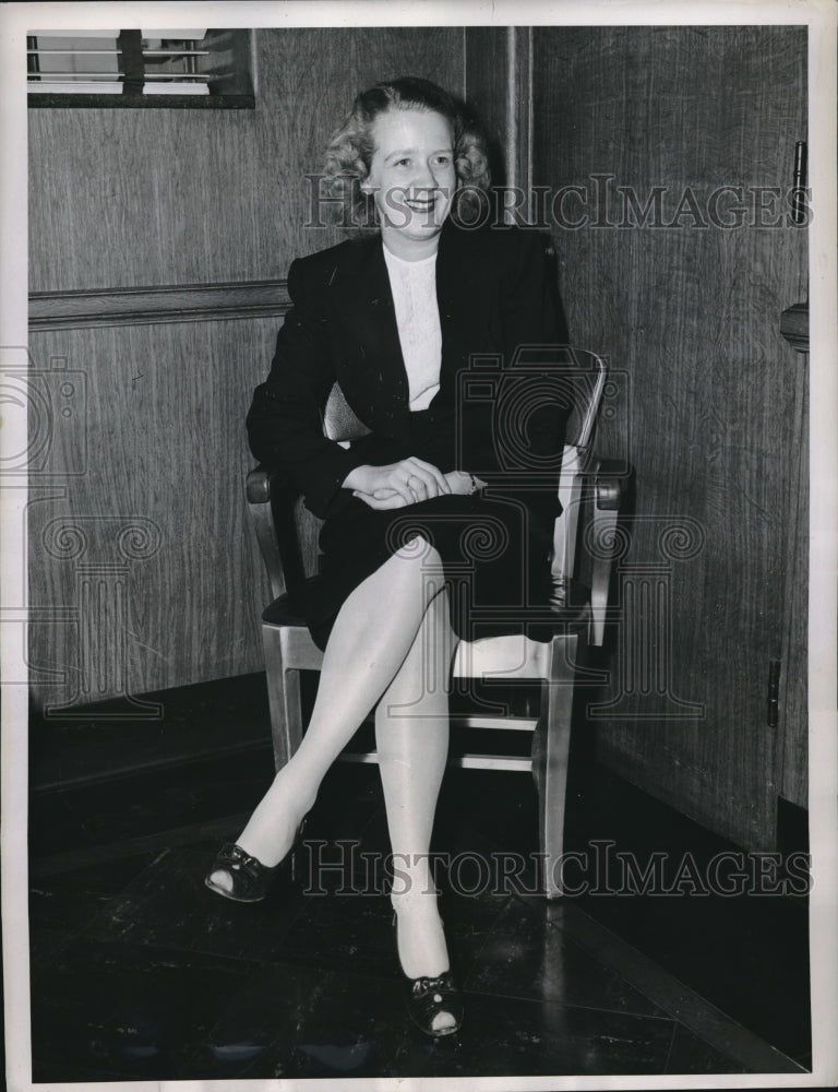 1947 Press Photo Cleveland, Ohio Mrs Leah Renbach at court to not pay mom in law - Historic Images