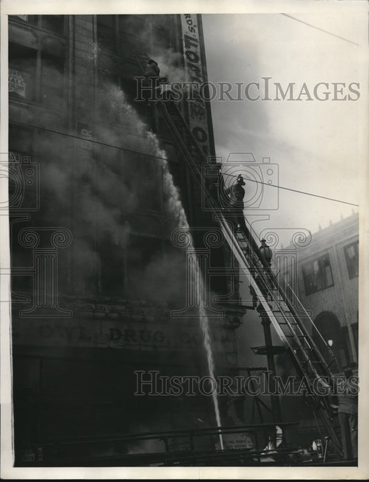 1935 Press Photo La, Calif. fire at Owl Drug store & firemen battling it - Historic Images