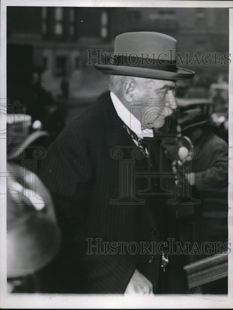 1935 Press Photo Famous Financier Banker J P Morgan arriving at funeral services - Historic Images