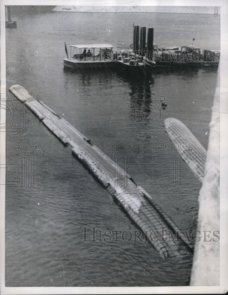 1957 Press Photo Floating In The Reiherstieg Harbor Plastic Containers-Historic Images