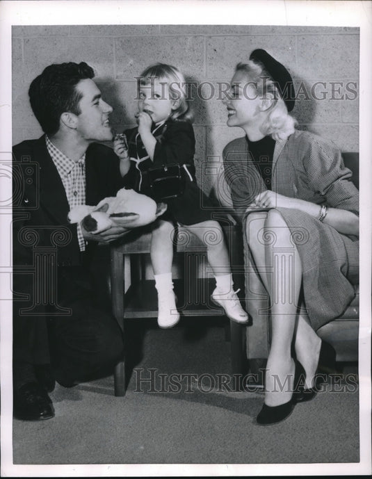 1954 Actress Barbara Lawrence, Husband John Murphy, and Melinda - Historic Images