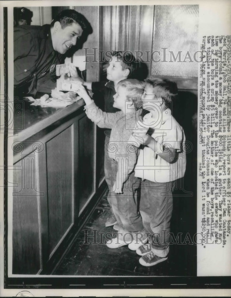 1961 La, Calif. J Farris,B Hall,A Schuck turn in cash to police - Historic Images