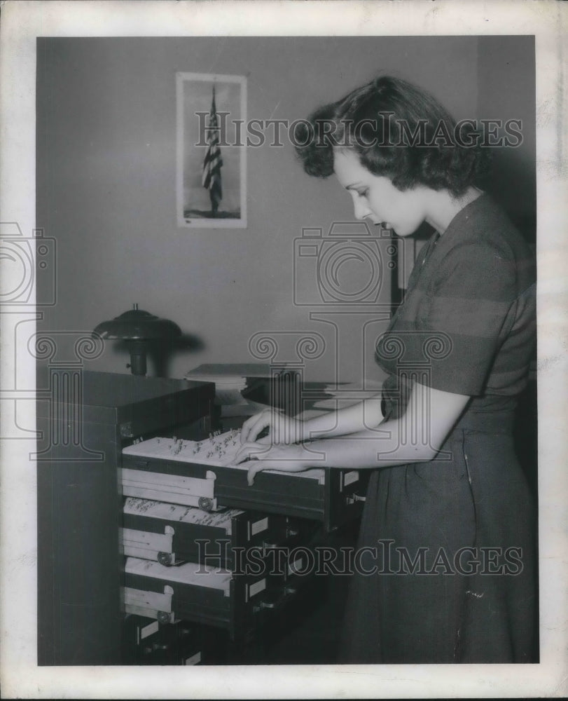 1943 Press Photo Florence Erickson Looks Through Rare Chemicals File, Chicago - Historic Images