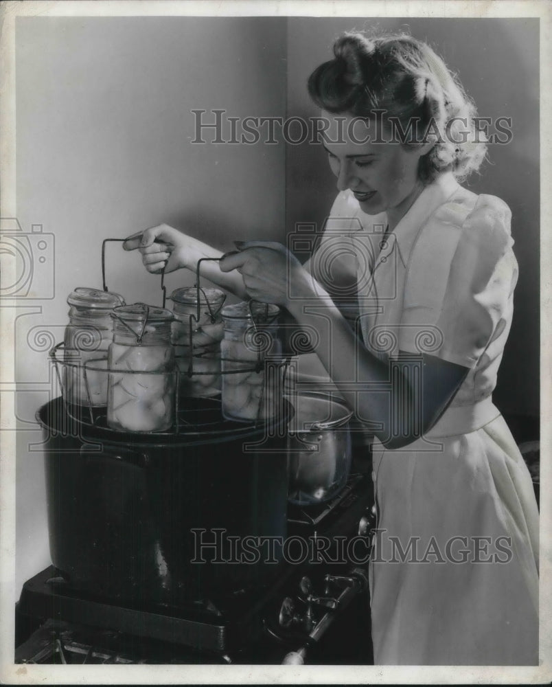 1941 Elsie Dawson Tests Canning for US Dept. of Agriculture - Historic Images