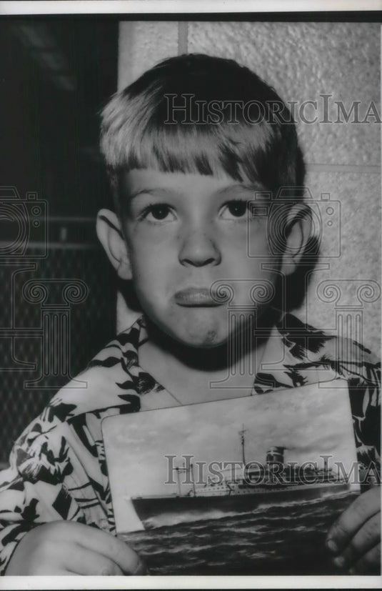 1961 Press Photo Miami, Fla Don Lawrence & post card of ship Santa Maria-Historic Images