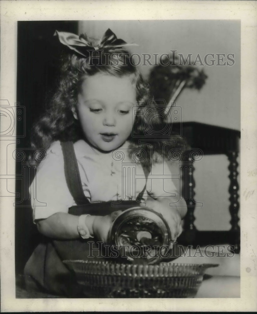 1945 Press Photo Chicago, Adrianne Shuckter, age 3 &amp; her saved pennies - Historic Images