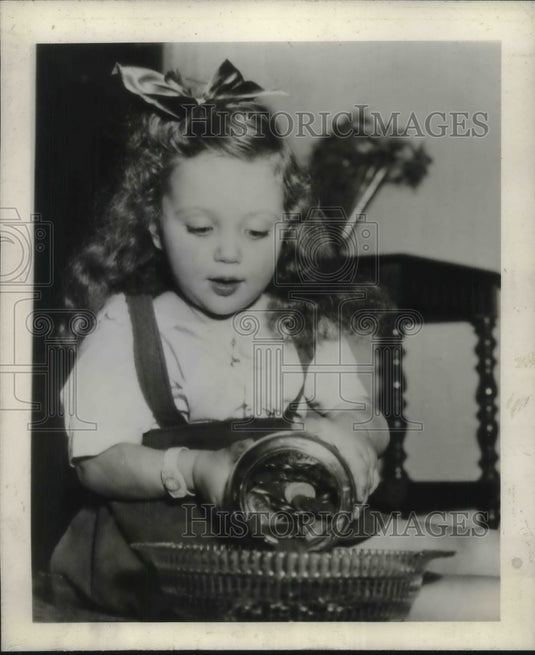 1945 Press Photo Chicago, Adrianne Shuckter, age 3 & her saved pennies - Historic Images