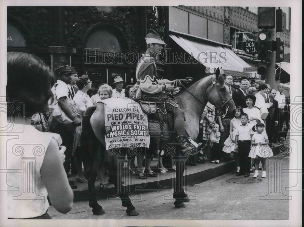 1962 Chicago, Bill Shoup on his 300mile horse ride from Hamlin, Mic - Historic Images