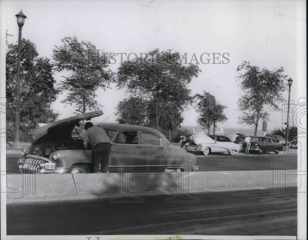 1953 Press Photo Motorist with a stalled car on Lake Shore Drive in Chicago Ill - Historic Images