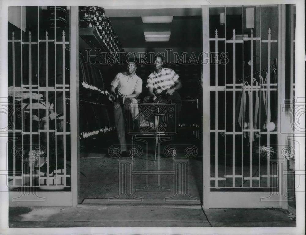 1957 Chicago, Ill Chas Klein store &amp; guards due to lack of door - Historic Images