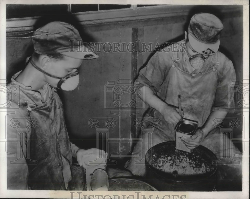 1940 Press Photo New resprirators developed by WH Lehmberg for factory work - Historic Images