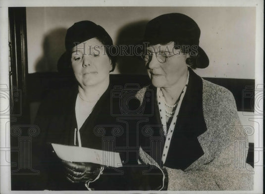 1933 Mrs Stella McKee & Mrs Herbert at court to collect IOU - Historic Images