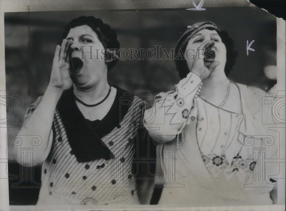 1934 Press Photo Mrs Elmer McKee &amp; Mrs Roy Trague win husband calling contest - Historic Images