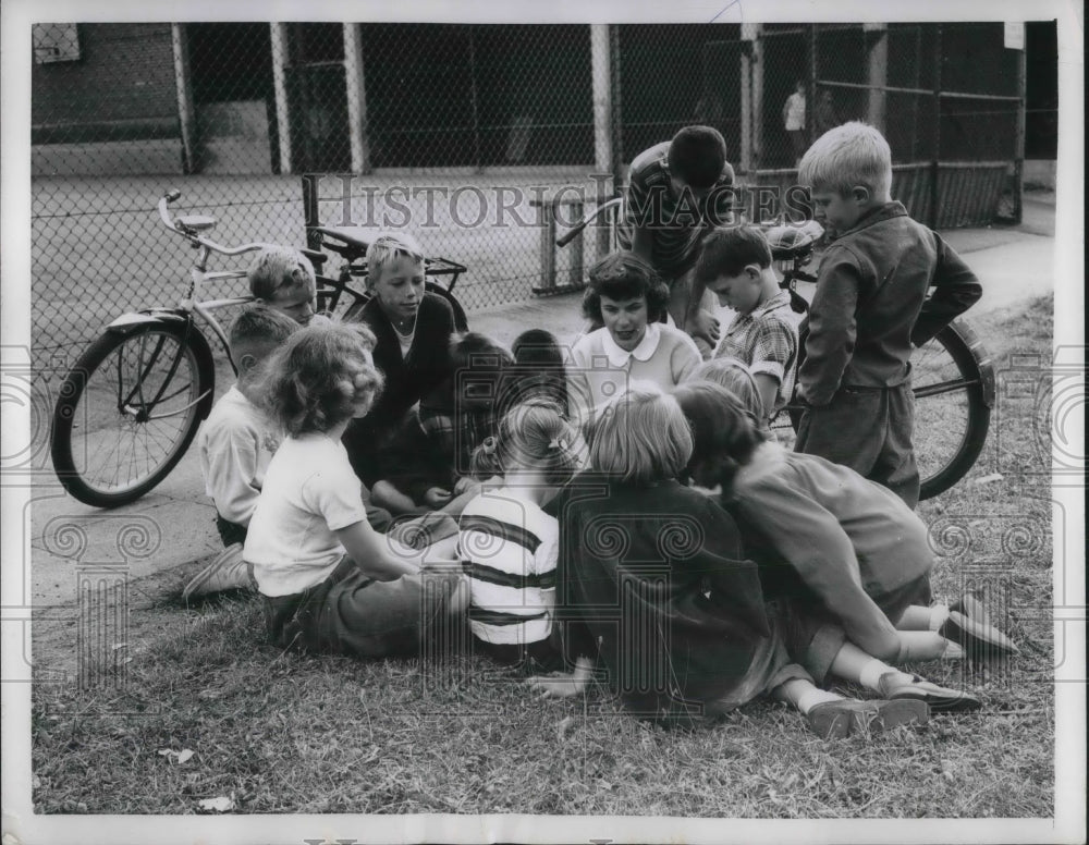 1954 Press Photo Seattle, Wash. Janet Crawford, monitor of kids at playground - Historic Images