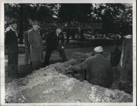 1945 D.C.President Truman & aide Col H Vaughn on White House grounds-Historic Images