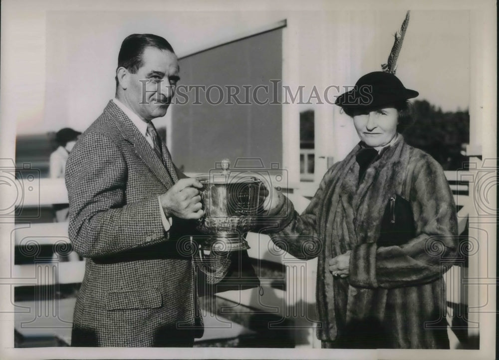 1937 Press Photo Harold Talbott gets Gladwood Cup from Mrs F Garvin at NY hunt - Historic Images