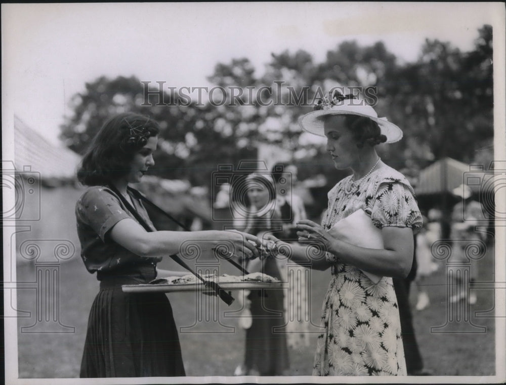 1937 Miss Gloria Baker &amp; Mrs James Russell Lowell in NY - Historic Images