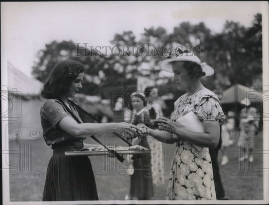 1937 Miss Gloria Baker & Mrs James Russell Lowell in NY - Historic Images