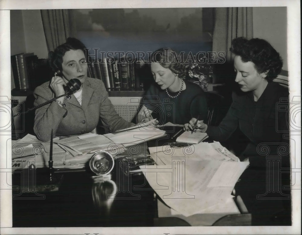 1943 Press Photo Mrs Anna Rosenberg, V Hall & R Kepacs in her D.C. office-Historic Images