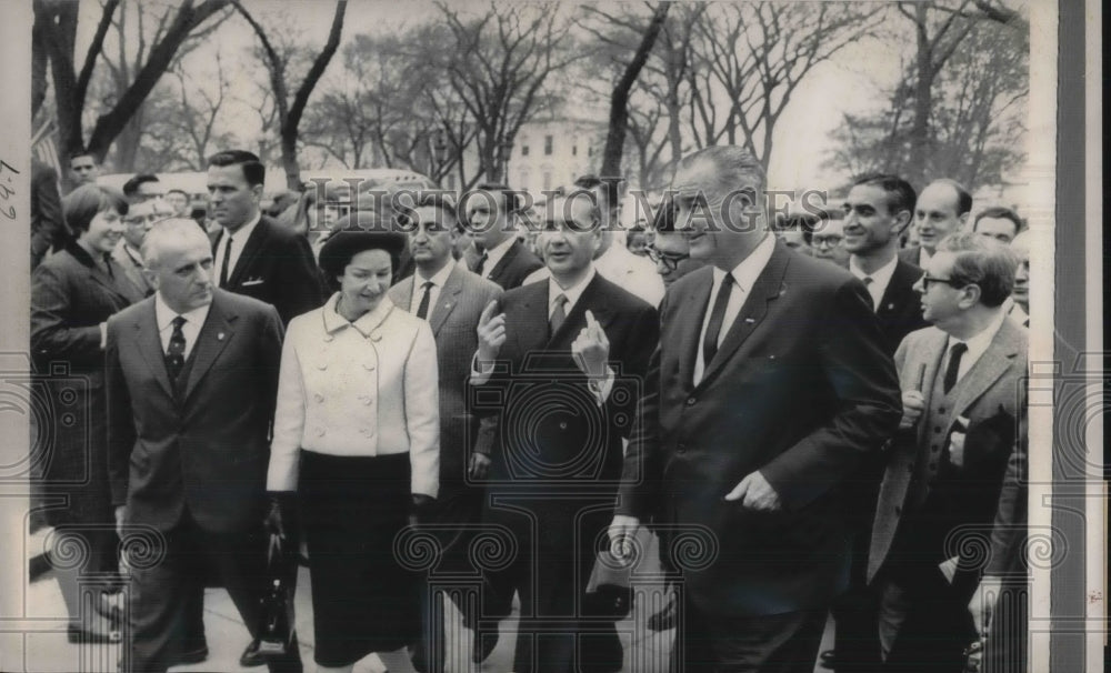 1965 Pres. and Mrs. Johnson, Italian Prime Minister Aldo Moro - Historic Images