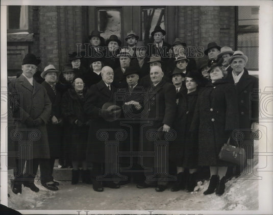 1940 Press Photo Desbarats gets check from Giacosa for Canadian Red Cross - Historic Images