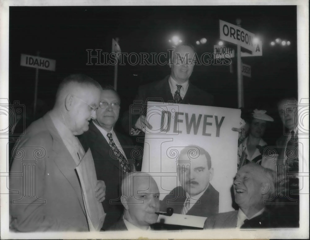 1944 Press Photo Sec. Of State Robert B. Farrell Holds Large Dewey GOP Poster - Historic Images