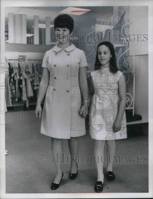 Press Photo Mrs. Jerry Jirik & 9 yr old Peggy Fink From Royalton PTA Style Show - Historic Images