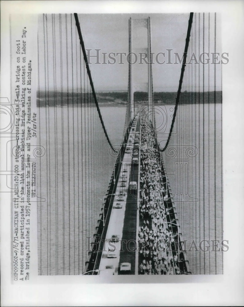 1971 Press Photo 14th Annual Wackinac Bridge Walking Contest on Labor Day - Historic Images