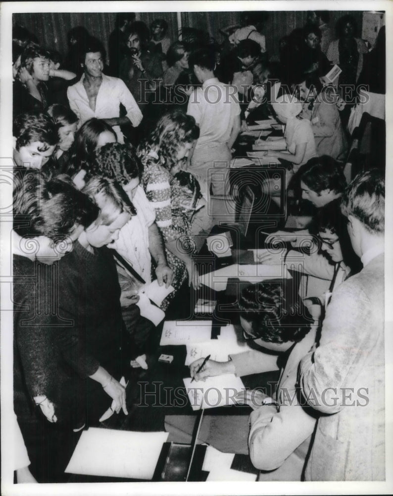 1971 Press Photo French Survivors of Greek Ferry Keleanna at Paris Airport - Historic Images