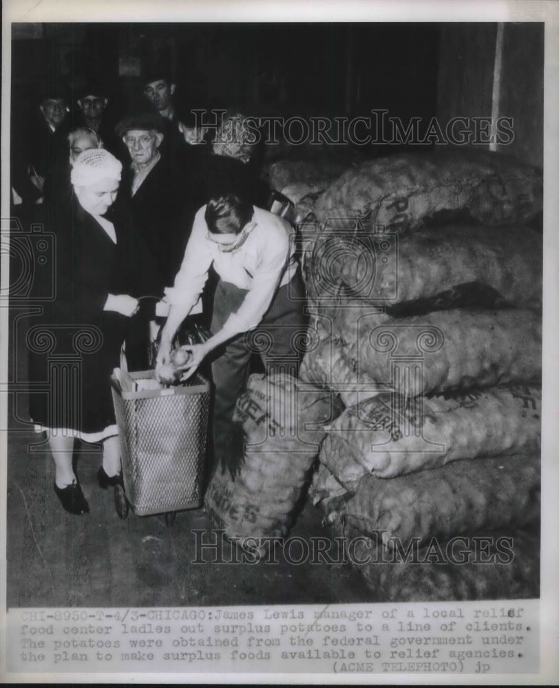 1950 Press Photo James Lewis Manager Of Local Relief Food Center Ladles Out-Historic Images