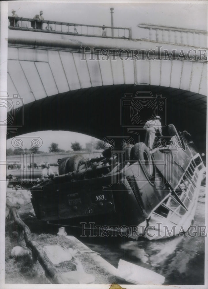 1946 Interurban bus collided with auto on Memorial Bridge-Historic Images