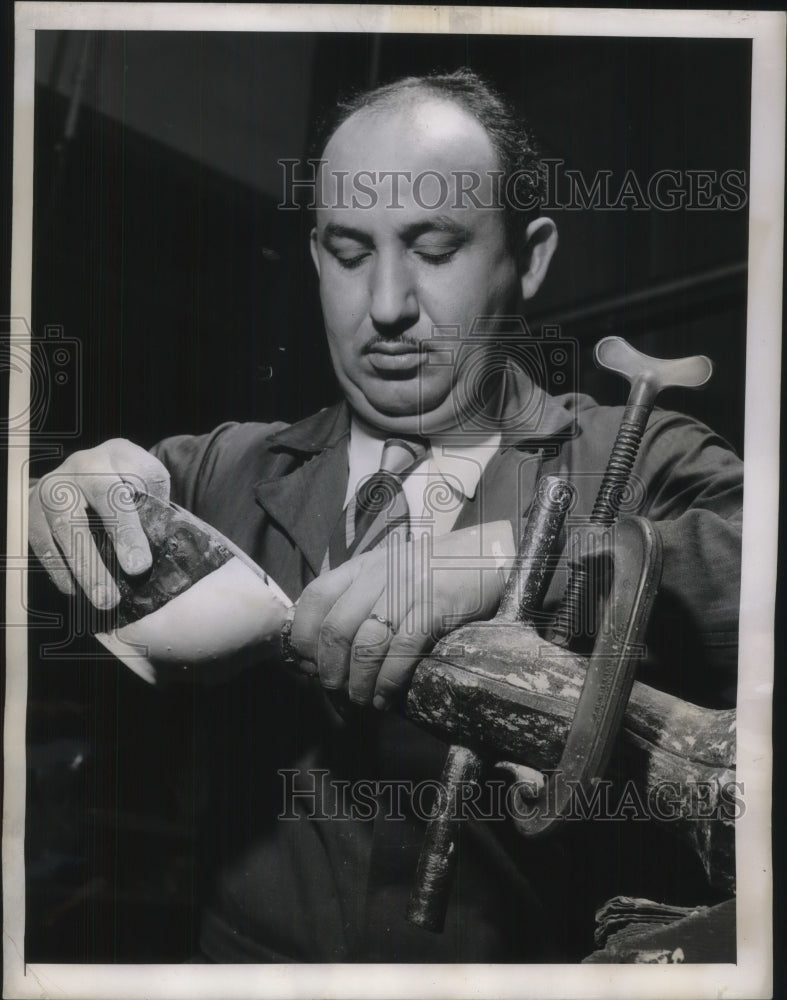 1944 Press Photo Arthur Leitner of Dodge, Inc. Illustrates Molding Process-Historic Images