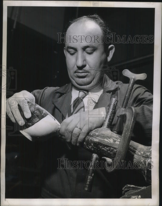 1944 Press Photo Arthur Leitner of Dodge, Inc. Illustrates Molding Process-Historic Images