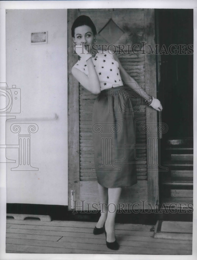 1957 Press Photo A blouse &amp; skirt combo create a costume look - Historic Images