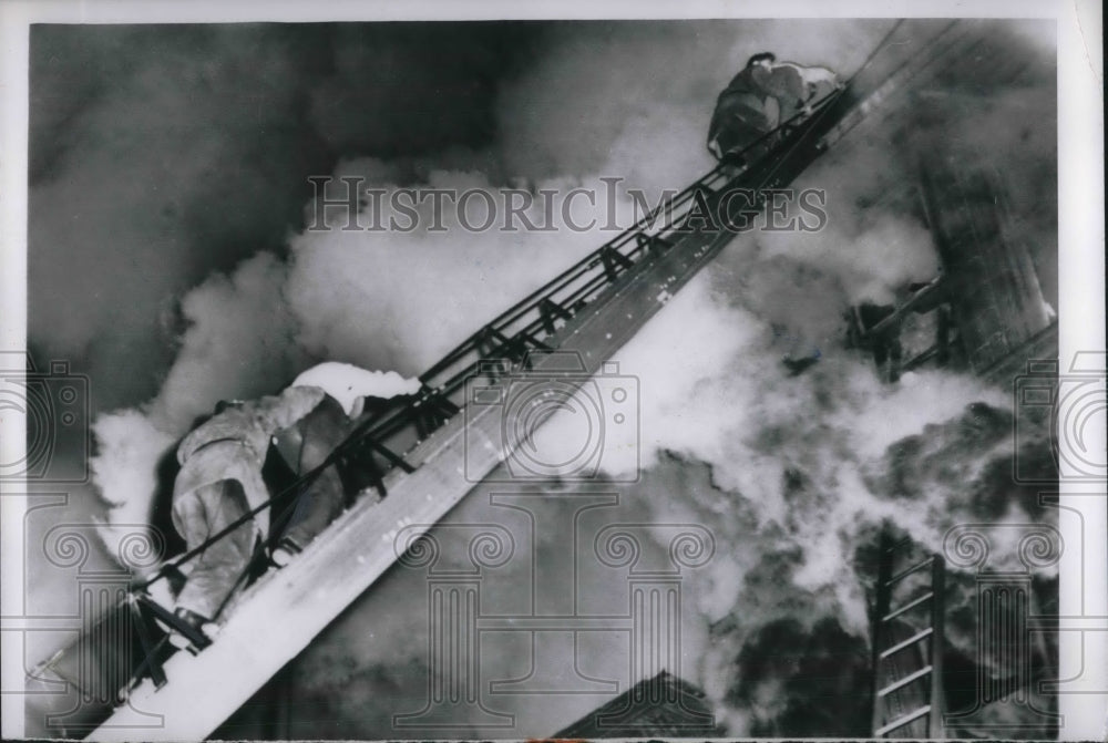 1955 Press Photo Chicago, firemen rescue  Comfort hiotel guests from blaze - Historic Images