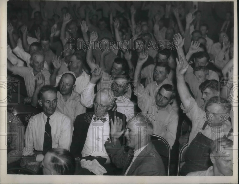 1946 Press Photo Farm bureau members taking a vote - Historic Images