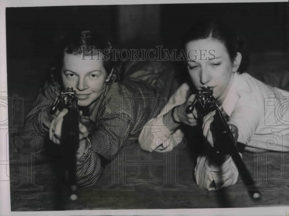 1937 Press Photo Mary M Smith, Marjorie Lynn, Univ of Ill sharpshooting-Historic Images