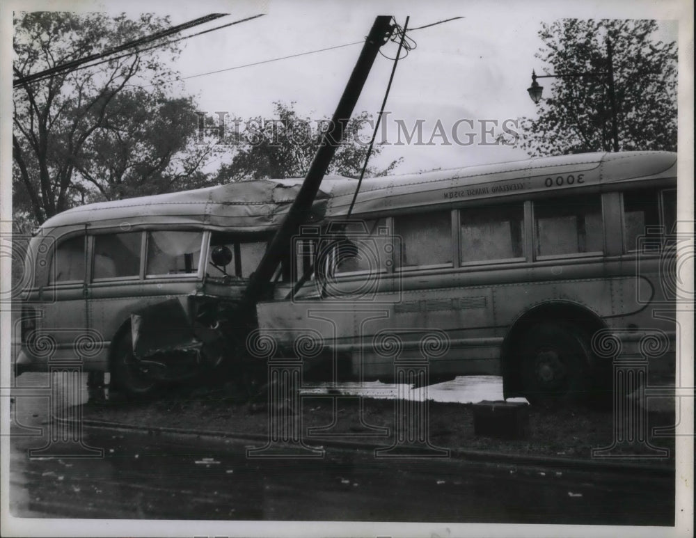 1946 Press Photo Bus Wreck - nec06498-Historic Images