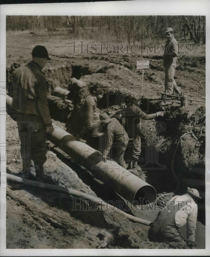 1950 Colonia, NJ workers lay pipeline for natural gas - Historic Images