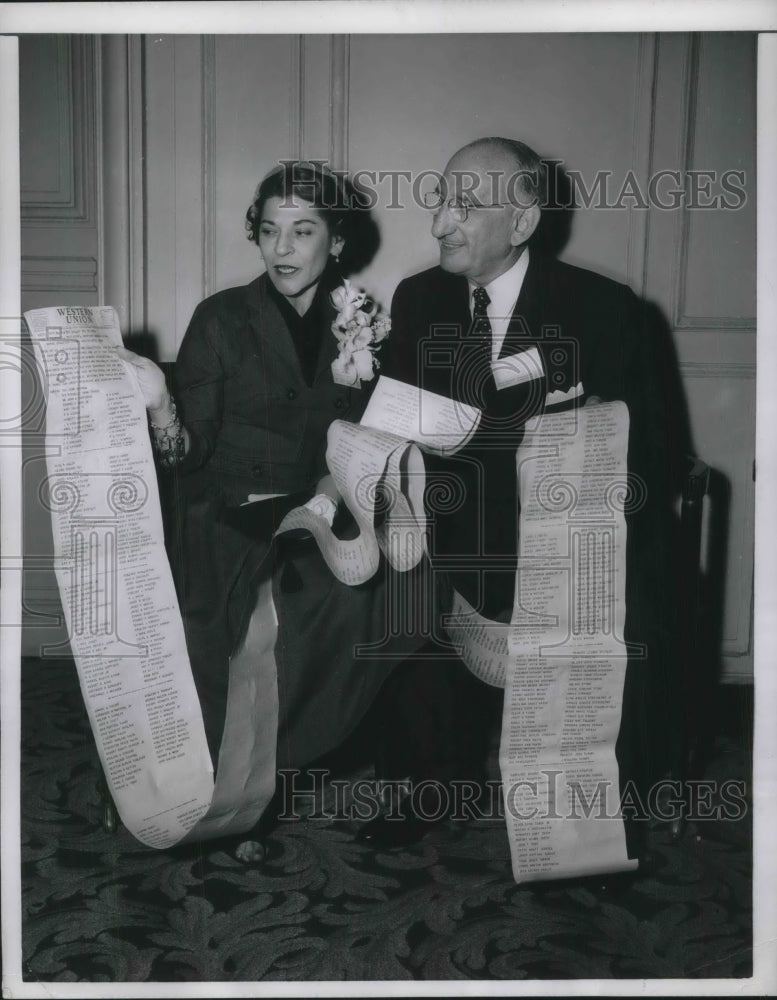 1955 Mr &amp; Mrs Fred Florence of Dallas with 20 foot Telegram - Historic Images