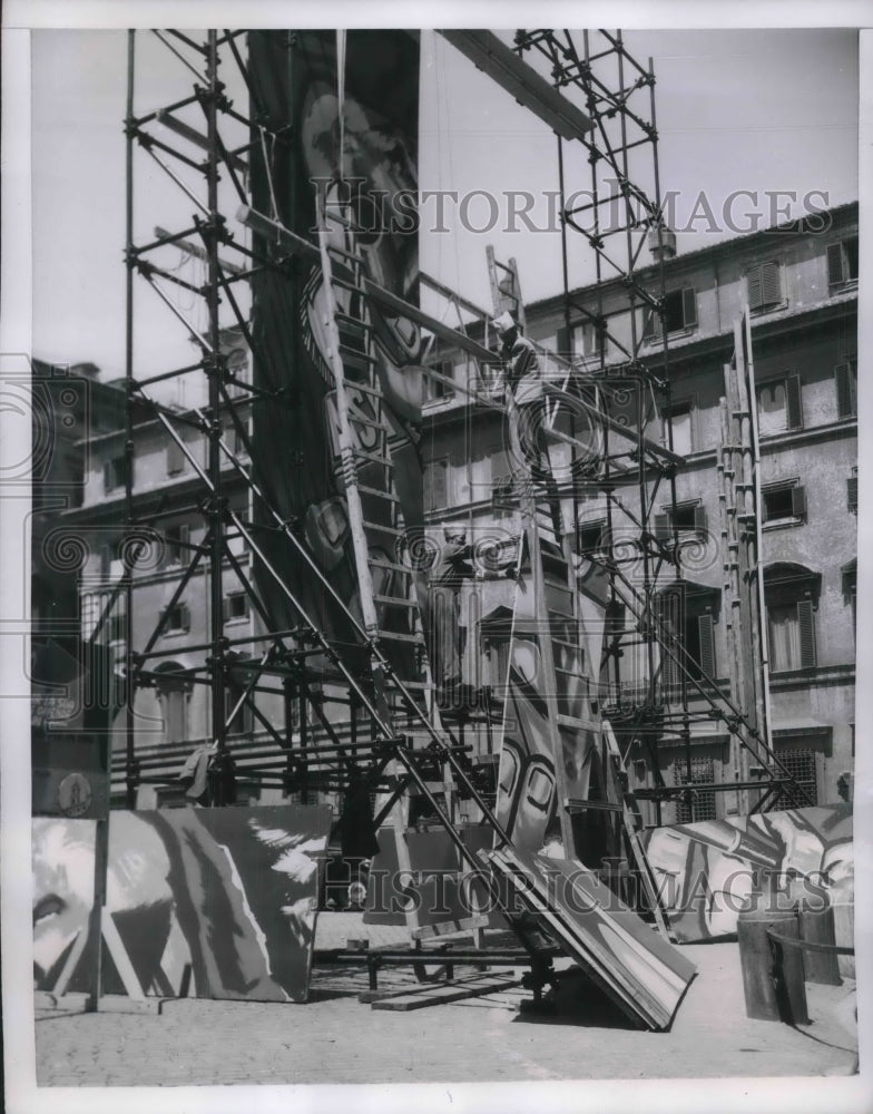 1952 Press Photo Pulling Down Huge Campaign Placard in Rome Restoring Old Look - Historic Images