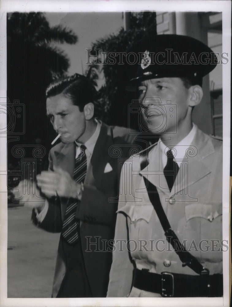 1943 Press Photo Count Alfred De Marigny &amp; Detective Lt John Douglas Accompanyin-Historic Images