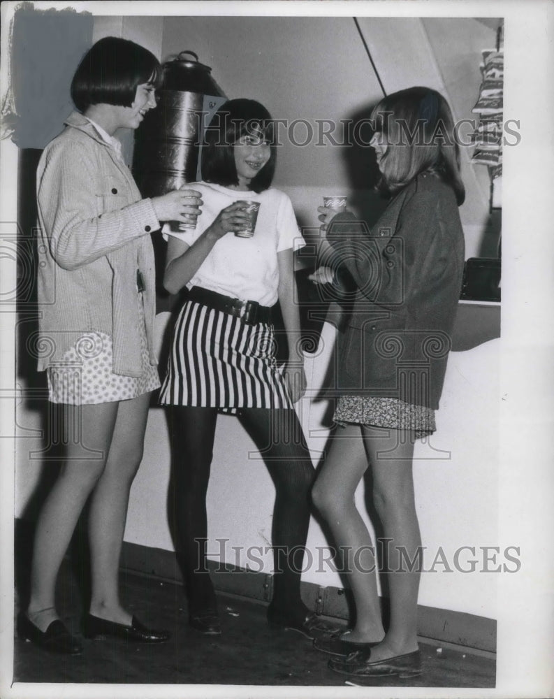 1967 Press Photo Cleveland, Ohio Susan Stearns, Devi Smith, Marilyn Barkley Jr H - Historic Images