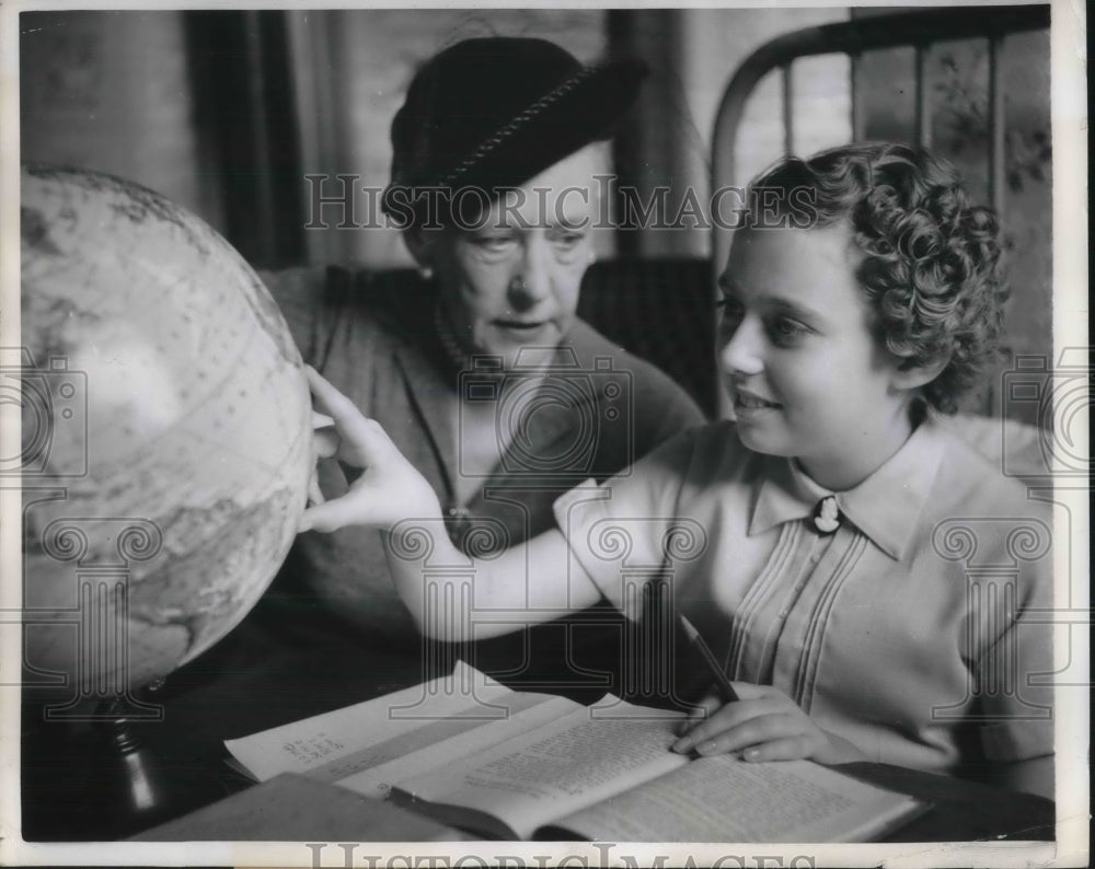 1950 Press Photo Bellevue , Vivian and special education teacher in NY-Historic Images