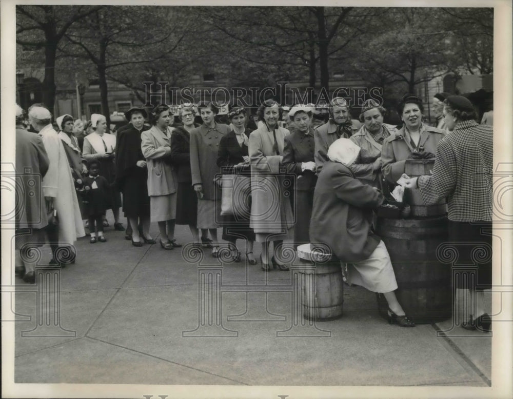 1953 Press Photo A crowd of women at aold time street market - Historic Images