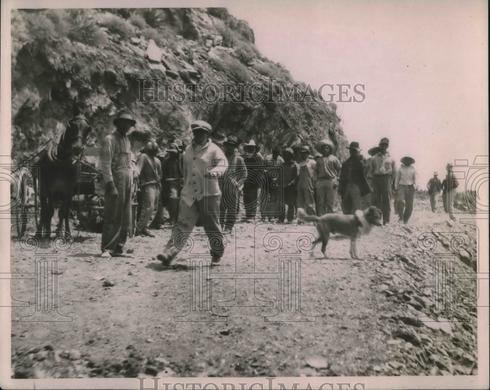 1923 Press Photo Part Of Road Gang Working On El Camino Nacional - Historic Images