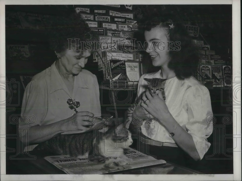 1945 Press Photo Kitten At Painsville, OH Newsstand - nec06756 - Historic Images